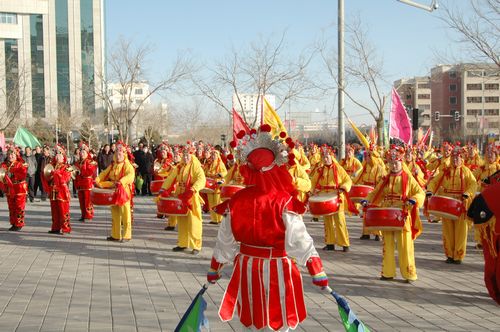 酒泉市2011年元宵節(jié)社火匯演期間，部分社火隊來公司拜年